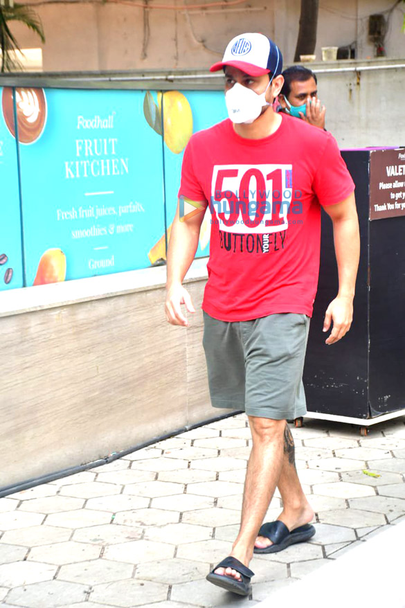 photos kunal kemmu spotted at food hall 2