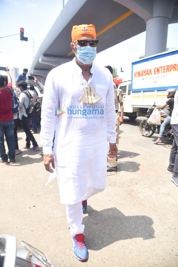 photos mika singh vindu dara singh and bhoomi trivedi snapped distributing food to needy people at goregaon 5