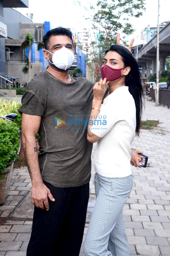 photos pavitra punia and eijaz khan snapped at a vegetable market 2