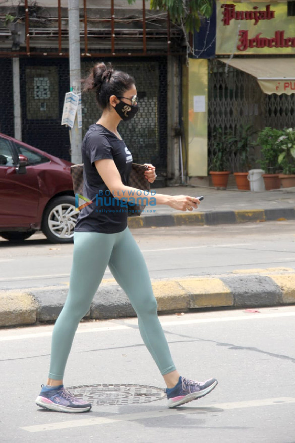 photos rakul preet singh spotted at foodhall in santacruz 3