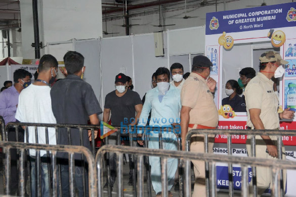 photos salman khan snapped at the vaccination centre in dadar 2