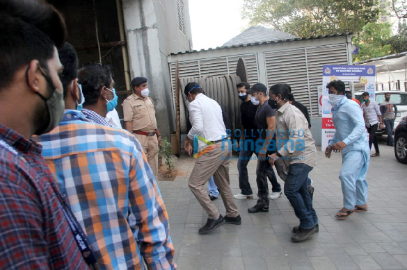 photos salman khan snapped at the vaccination centre in dadar 4