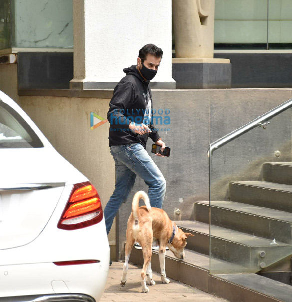 Photos: Sanjay Kapoor and Jahan Kapoor snapped in Juhu Photos: Sanjay Kapoor and Jahan Kapoor snapped in Juhu