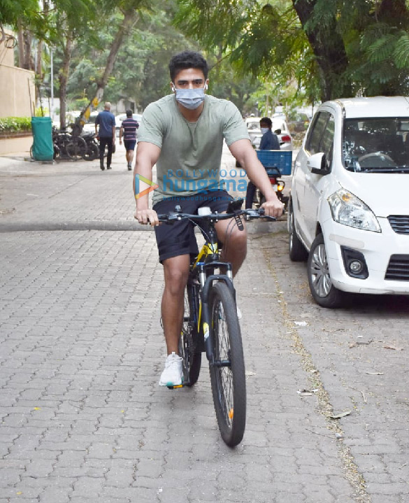photos saqib saleem snapped cycling in juhu 4