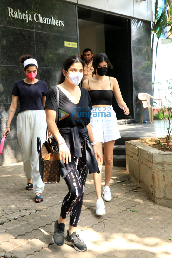 photos shanaya kapoor khushi kapoor and maheep kapoor snapped at a clinic in bandra 3