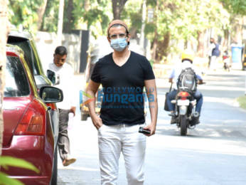 Photos: Sharman Joshi snapped in Versova