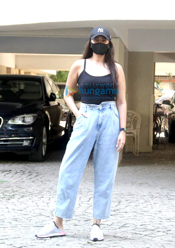 Photos: Sonakshi Sinha snapped at a friend’s place in Bandra Photos: Sonakshi Sinha snapped at a friend’s place in Bandra