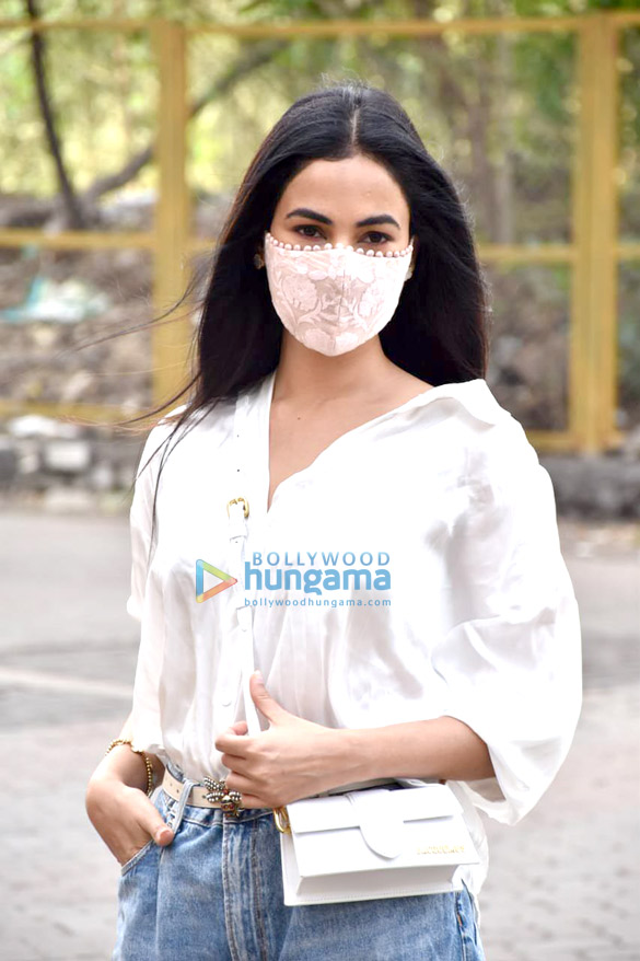 photos sonal chauhan and sonnalli seygall snapped in versova 2