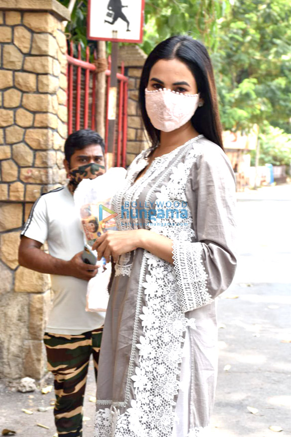 photos sonal chauhan snapped at the shani temple in juhu 4