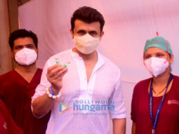 Photos: Sonu Nigam snapped at a vaccination drive at Chembur’s Basant Park