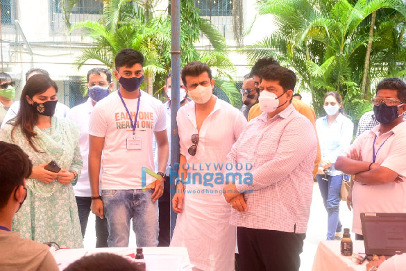 photos sonu nigam snapped at a vaccination drive at chemburs basant park 5