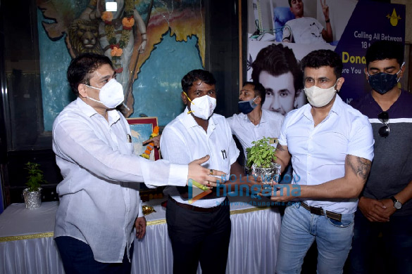 photos sonu nigam snapped at blood donation camp in juhu 3