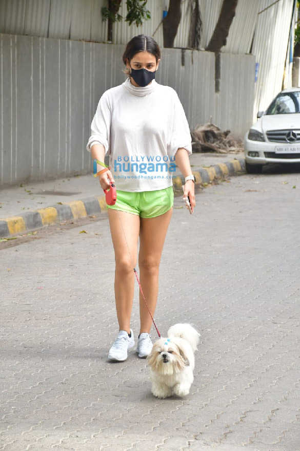 photos sophie choudry and aisha sharma spotted in bandra 2