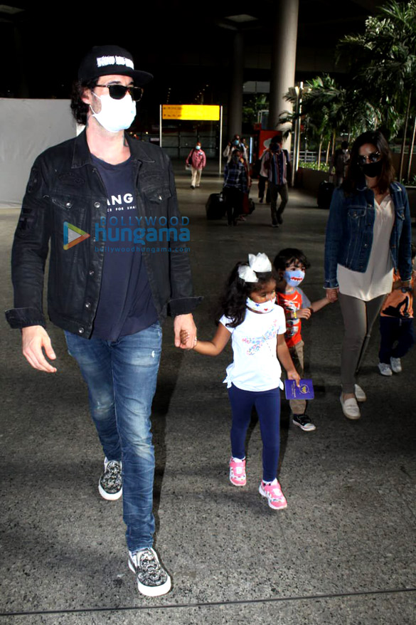 photos sunny leone snapped at the airport 1