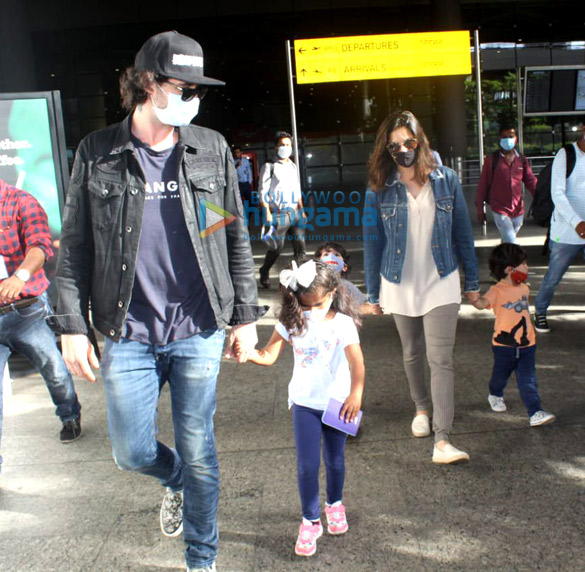 photos sunny leone snapped at the airport 2