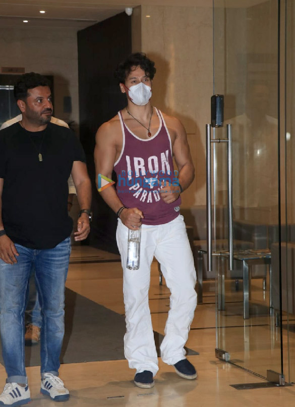 photos tiger shroff snapped in bandra 5