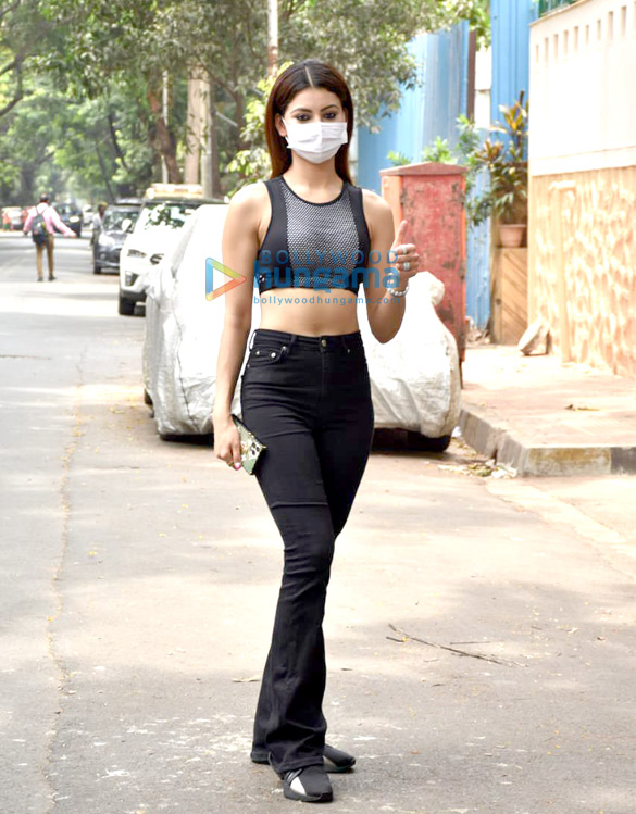 photos urvashi rautela snapped in juhu 3 4