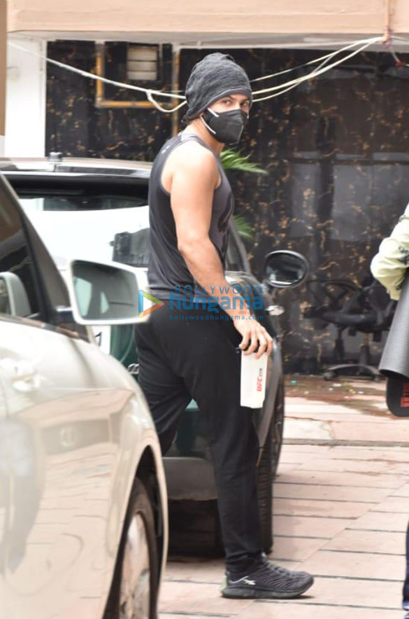 photos varun dhawan snapped at gym in juhu 2 9