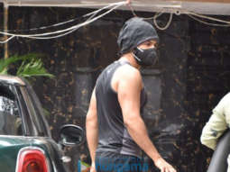 Photos: Varun Dhawan snapped at a gym in Juhu