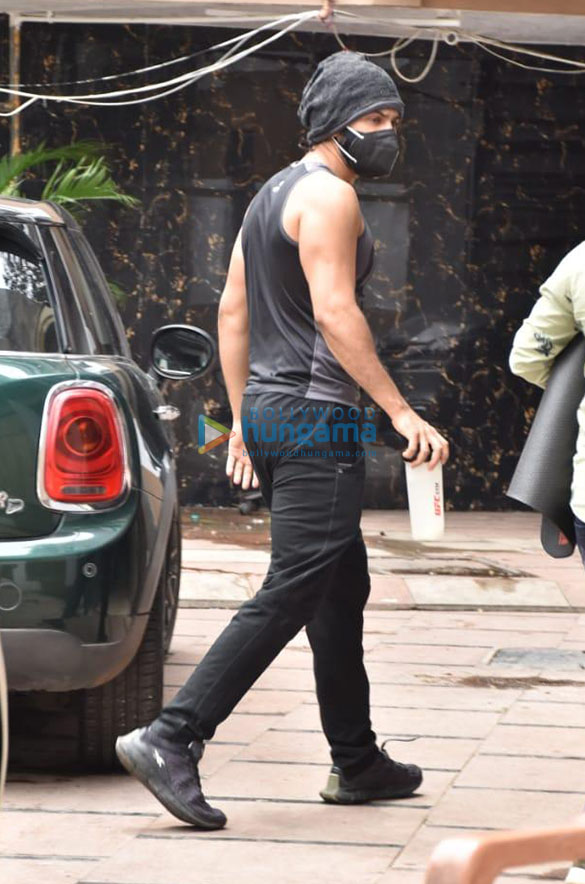 Photos: Varun Dhawan snapped at a gym in Juhu Photos: Varun Dhawan snapped at a gym in Juhu