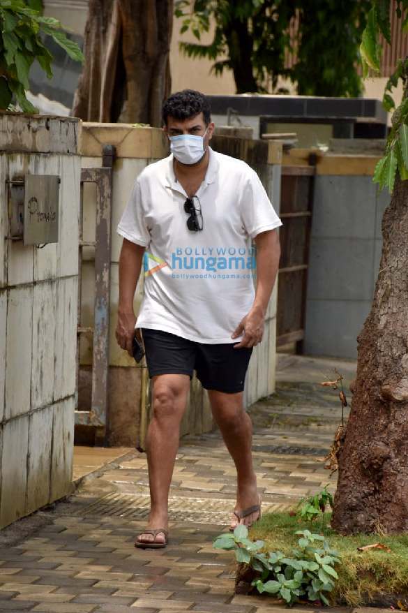 photos vidya balan and siddharth roy kapur snapped in juhu 2