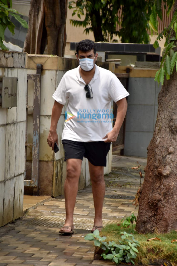 photos vidya balan and siddharth roy kapur snapped in juhu 4