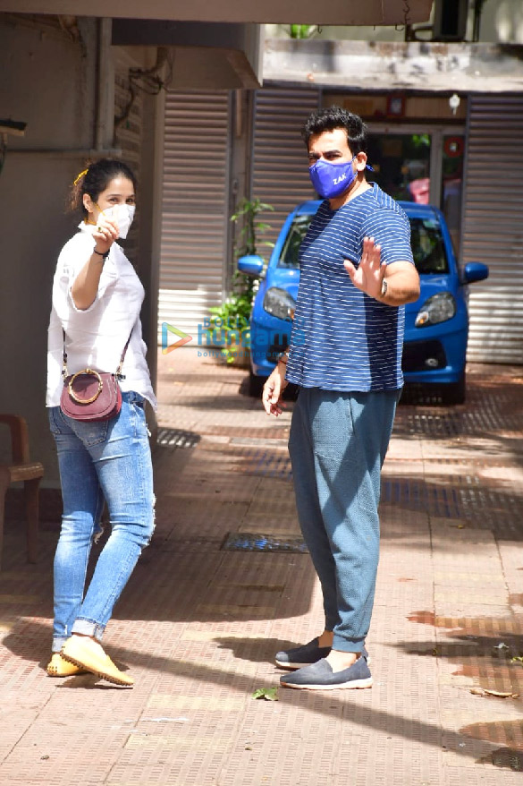 photos zaheer khan and sagarika ghatge spotted in bandra 4