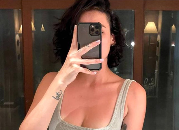 Mandana Karimi shares a message about self love as she poses in a grey and pink bikini