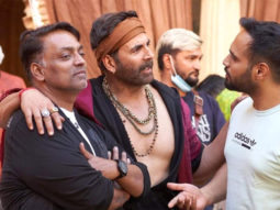 Akshay Kumar poses with choreographer Ganesh Acharya in this candid BTS picture from Bachchan Pandey