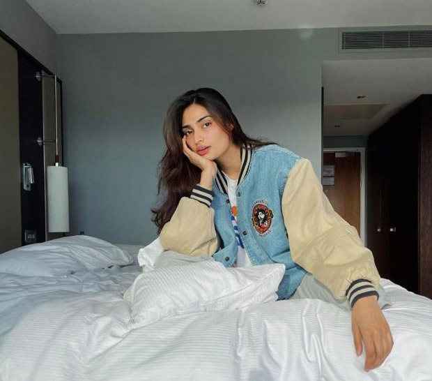 Athiya Shetty gives a glam twist to a casual look with a bomber jacket 