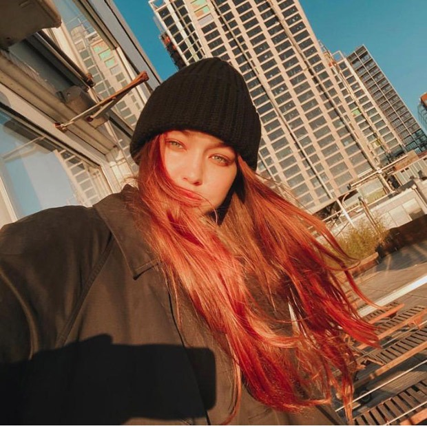 Gigi Hadid flaunts her red hair in a glowing selfie 