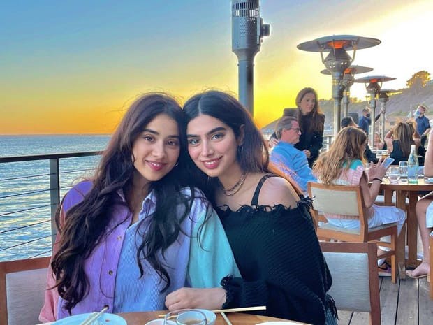 Janvhi Kapoor and Khushi Kapoor are sibling goals in new picture