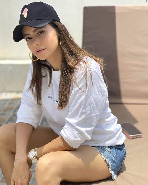 Kasautii Zindagii Kay 2 actress Aamna Sharif keeps it casual in white sweatshirt and denim shorts