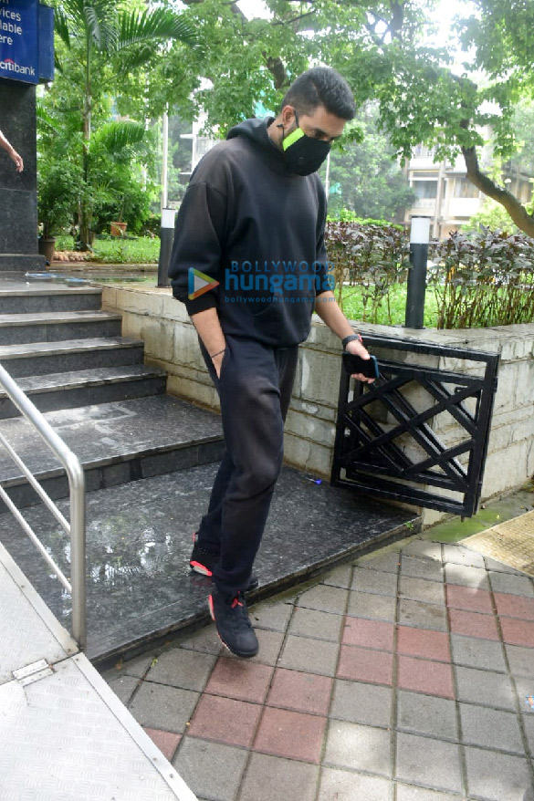 photos abhishek bachchan spotted at a bank in khar 2