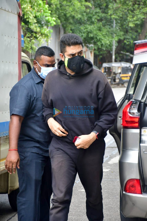 photos abhishek bachchan spotted at a bank in khar 4