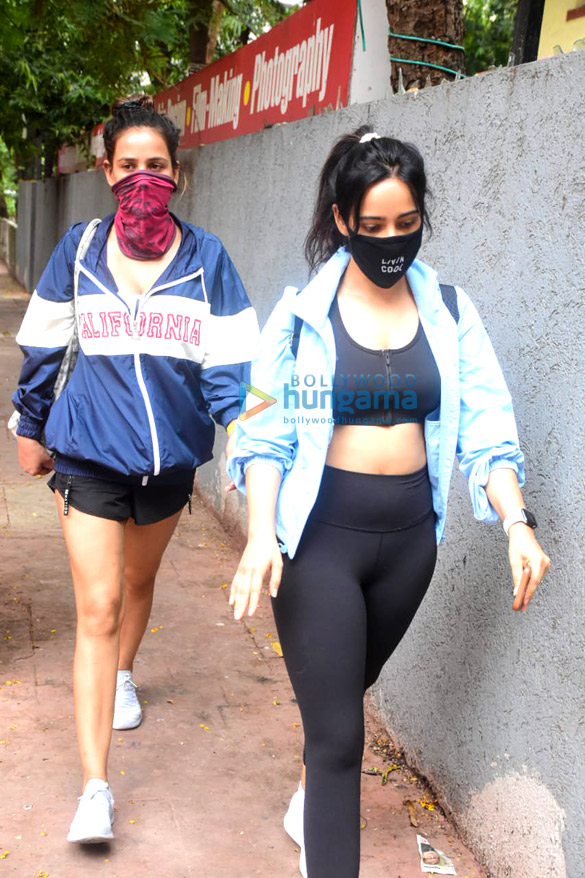 photos aisha sharma and neha sharma spotted in bandra 2