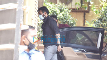 Photos: Ajay Devgn snapped in Juhu