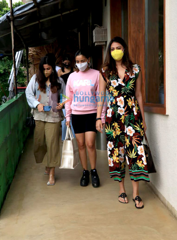 photos alia bhatt shaheen bhatt and anushka ranjan snapped at bastian worli 2
