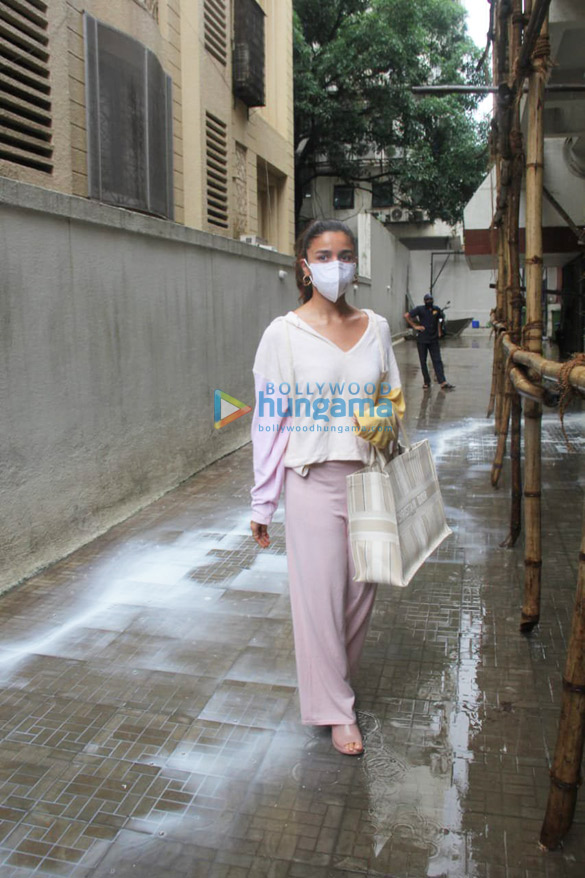 Photos: Alia Bhatt spotted at Dharma Productions office in Khar Photos: Alia Bhatt spotted at Dharma Productions office in Khar