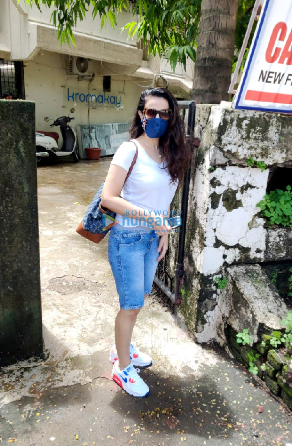 photos ameesha patel snapped at kromakay salon in juhu 2 4