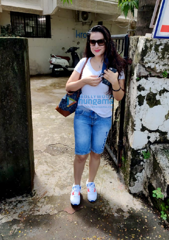 photos ameesha patel snapped at kromakay salon in juhu 4 2
