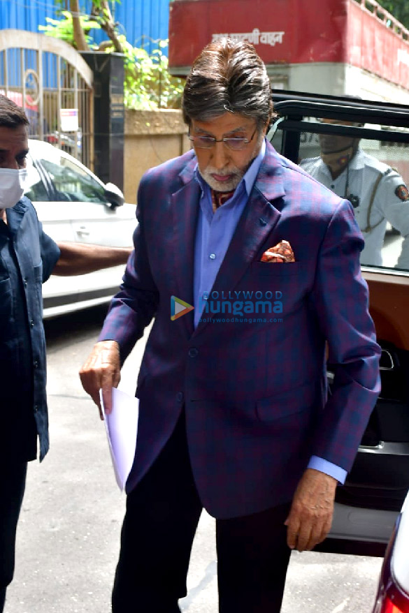 photos amitabh bachchan spotted at a shoot in bandra 1