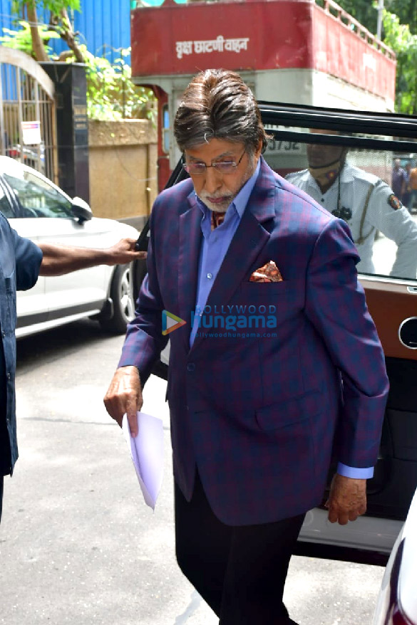 Photos: Amitabh Bachchan spotted at a shoot in Bandra