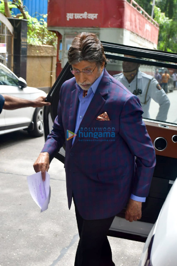 photos amitabh bachchan spotted at a shoot in bandra 3