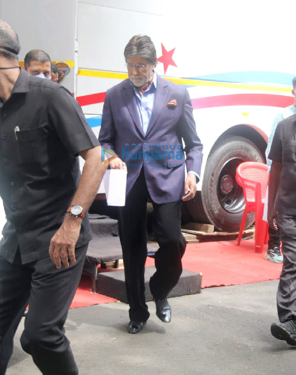 photos amitabh bachchan spotted at a shoot in bandra 5