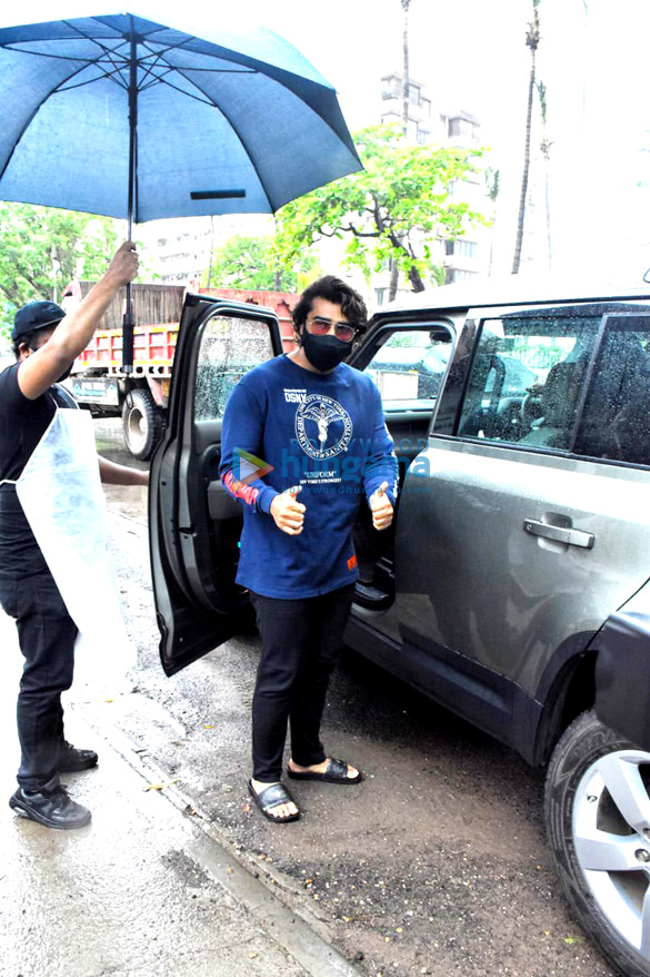 Photos: Arjun Kapoor snapped at Hakim’s Aalim salon in Versova Photos: Arjun Kapoor snapped at Hakim’s Aalim salon in Versova