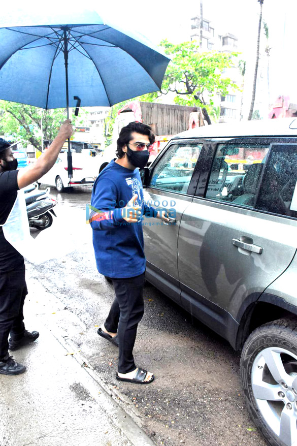 photos arjun kapoor snapped at hakims aalim salon in versova 3