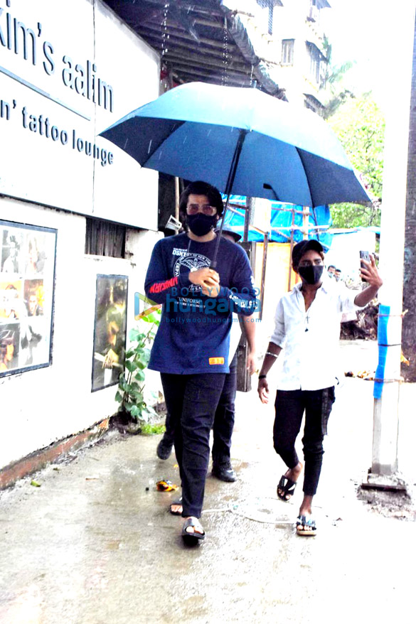 photos arjun kapoor snapped at hakims aalim salon in versova 5