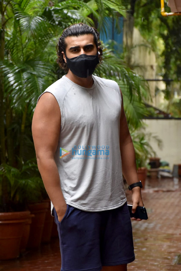 photos arjun kapoor snapped in juhu 1 4