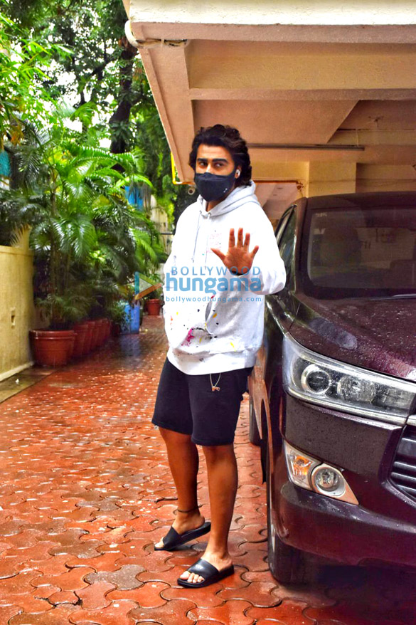 photos arjun kapoor snapped in juhu 3 5